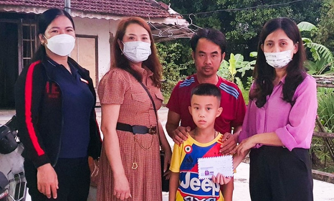 HỘI PHỤ NỮ HÀ TĨNH TẠI ĐỨC TẶNG QUÀ TẾT CHO NGƯỜI NGHÈO QUÊ HƯƠNG