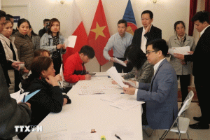 Đại sứ quán Việt Nam tại Ba Lan hỗ trợ bà con làm lại giấy tờ tùy thân sau vụ hỏa hoạn ngày 12.5