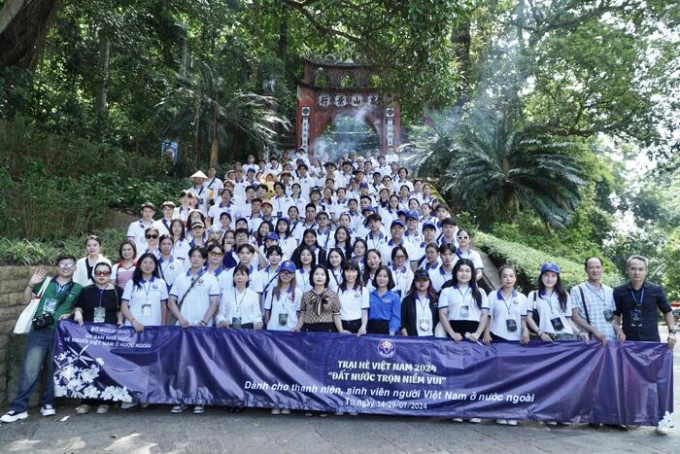 THANH NIÊN KIỀU BÀO HÀNH HƯƠNG VỀ ĐẤT TỔ